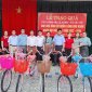 Dòng họ Lê Xuân xã Tây Hồ trao quà cho học sinh có hoàn cảnh khó khăn tại trường Tiểu học Tây Hồ