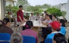 các đồng chí lãnh đạo địa phương, cán bộ, công chức và các thôn đi tham quan thực tế Nhà máy nước Lam Sơn - Sao Vàng