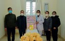 Đồng chí Chánh văn phòng Huyện ủy thăm và tặng quà ngày thầy thuốc Việt Nam