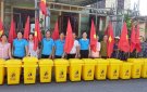 Hội LHPN Xã Tây Hồ ra mắt đường cờ và trao thùng rác cho các hộ thôn Hội Hiền